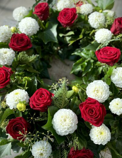 Trauerkranz Rote Rosen Und Weiße Dahlien