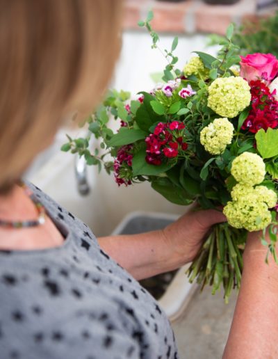 Floristin bindet Blumenstrauß