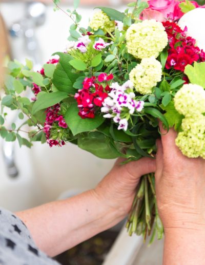 Frühlingshafter Blumenstrauß beim Binden